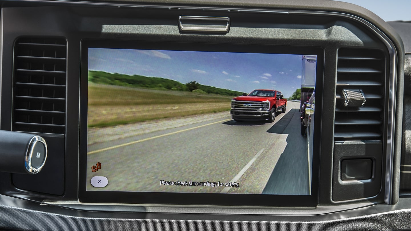 Gros plan de l’écran d’affichage montrant un camion à côté de la remorque