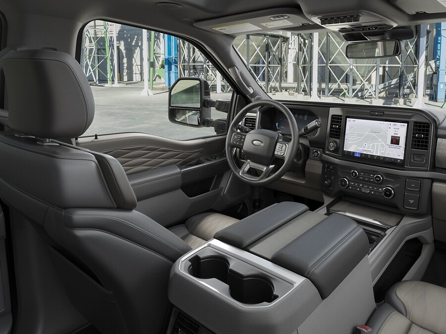 Intérieur du Ford Super Duty® F-350® LARIAT® 2025 avec sièges de couleur Baja