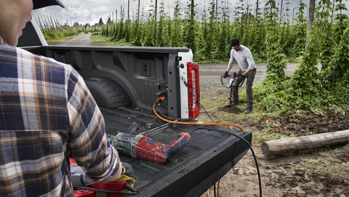 Deux travailleurs utilisant des outils électriques branchés dans la fonction Pro Power Onboard