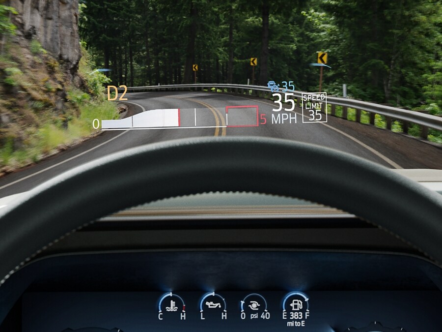 Point de vue du conducteur mettant en évidence l’affichage tête haute projeté sur le pare-brise