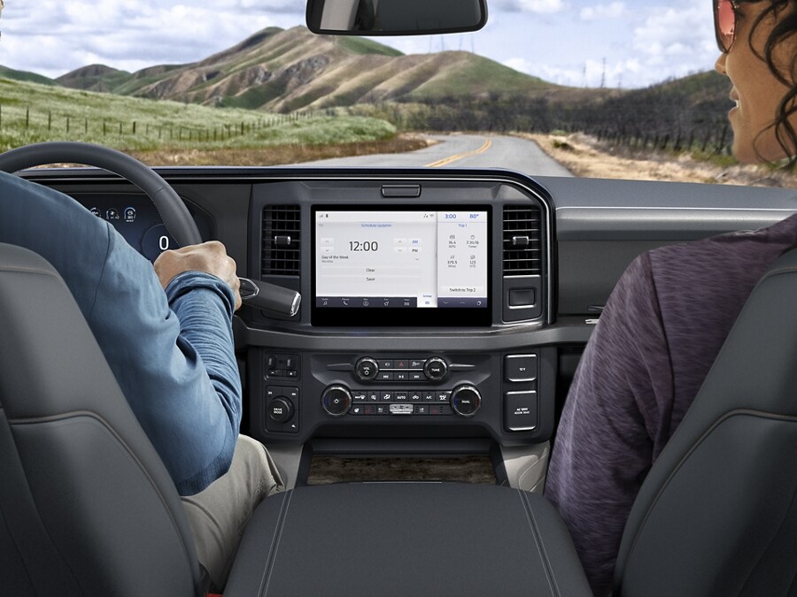 Intérieur montrant deux personnes regardant l’écran de navigation