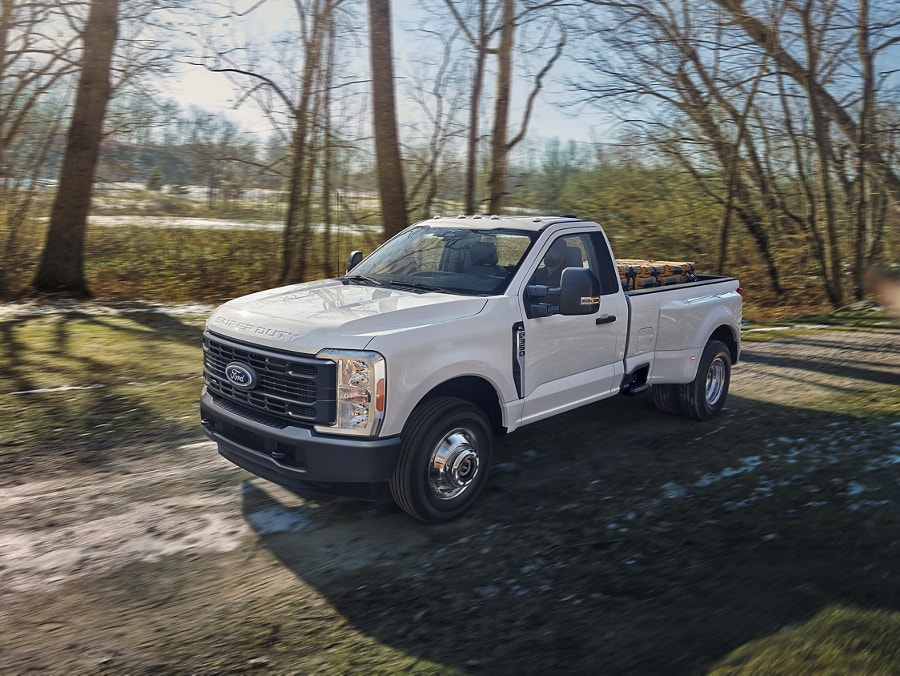 Modèle Ford Super Duty® F-350® XL à RAJ 2025 en blanc Oxford circulant sur un sentier boueux