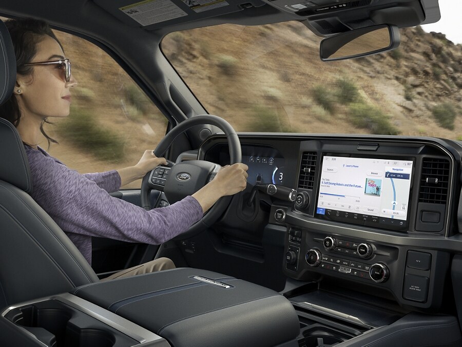 Vue intérieure d’une femme conduisant un modèle Ford Super Duty® F-450® Platinum® 2025