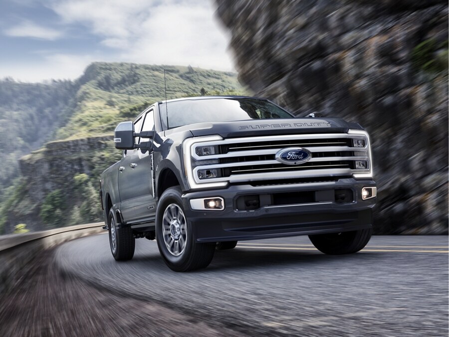 Ford Super Duty® F-350® XLT 2025 circulant sur un chemin de montagne