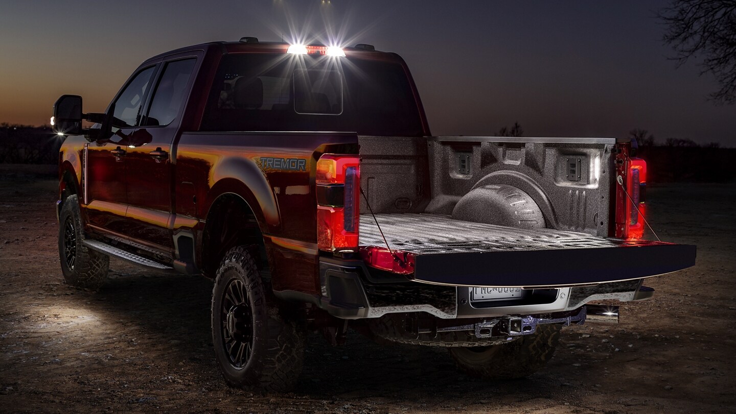 Lumières à DEL allumées dans la caisse du camion d’un modèle Ford Super Duty® F-250® LARIAT® 2025