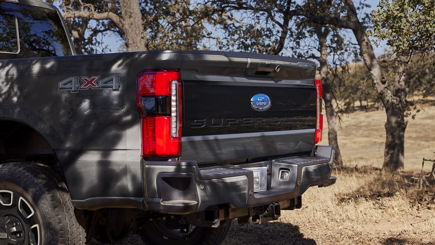 Gros plan sur la zone du hayon d’un modèle Ford Super Duty® Platinum® 2025