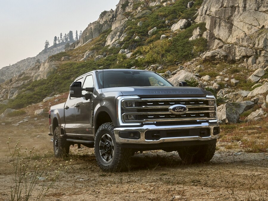 Modèle Ford Super Duty® F-250® TREMOR™ 2025 stationné dans une gorge de canyon
