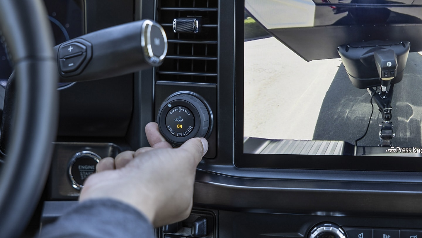 Gros plan d’une personne utilisant le bouton pro trailer backup assist™