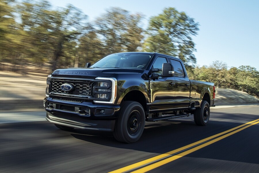 Camionnette Ford Super Duty® F-250® XL STX® 2025 avec ensemble décor circulant sur une route pavée