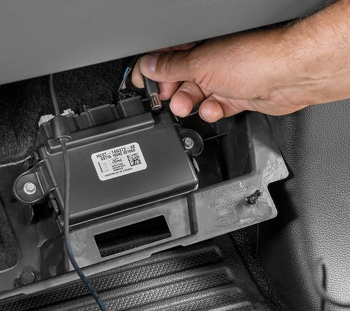 Gros plan d’une personne branchant des commutateurs d’aménagement dans un module