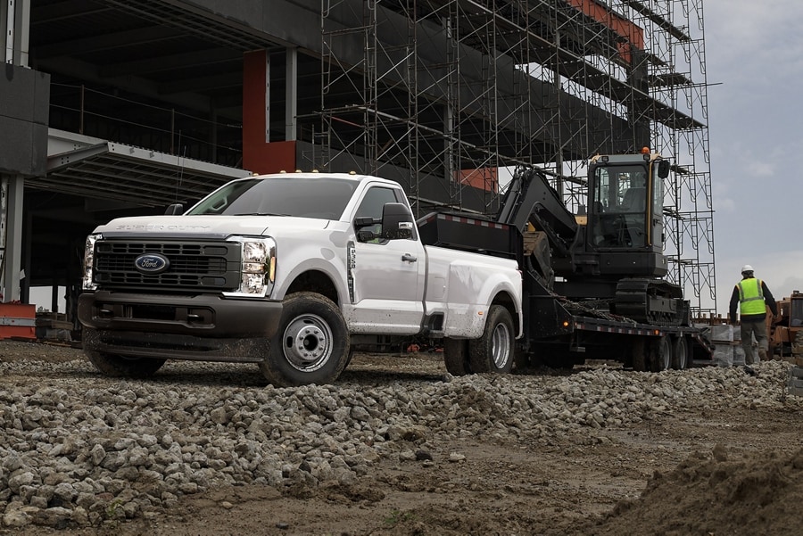 Modèle Ford Super Duty® F-350® XL à RAJ 2025 en blanc Oxford stationné sur un chantier de construction