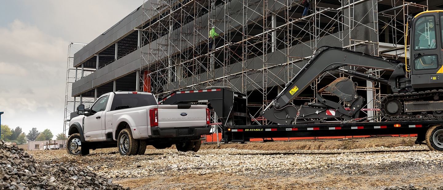 Ford Super Duty® XL à RAJ 2025 stationné sur un chantier de construction