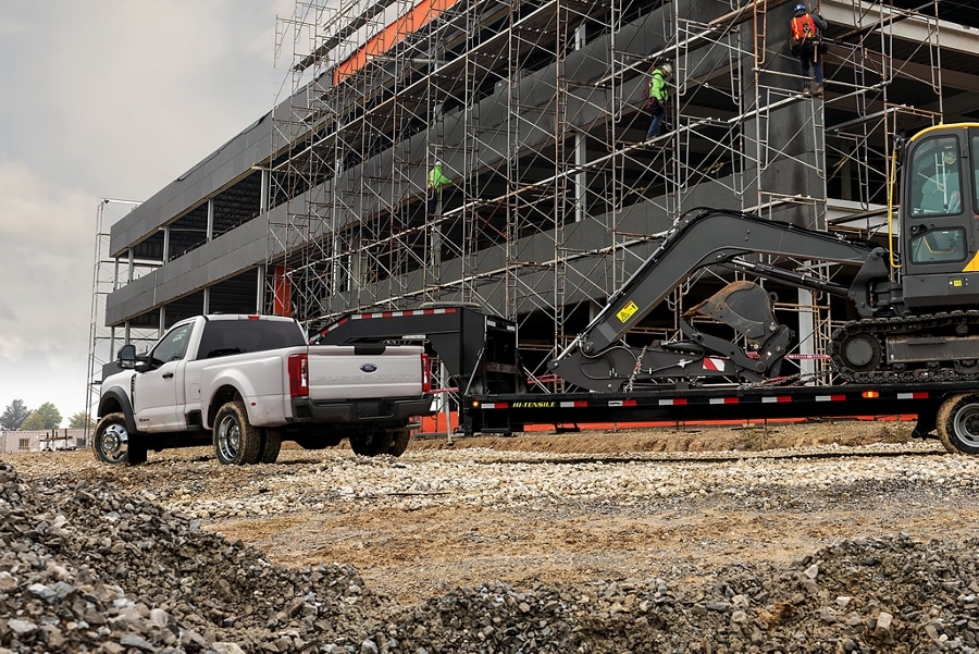 Ford Super Duty® XL à RAJ 2025 stationné sur un chantier de construction