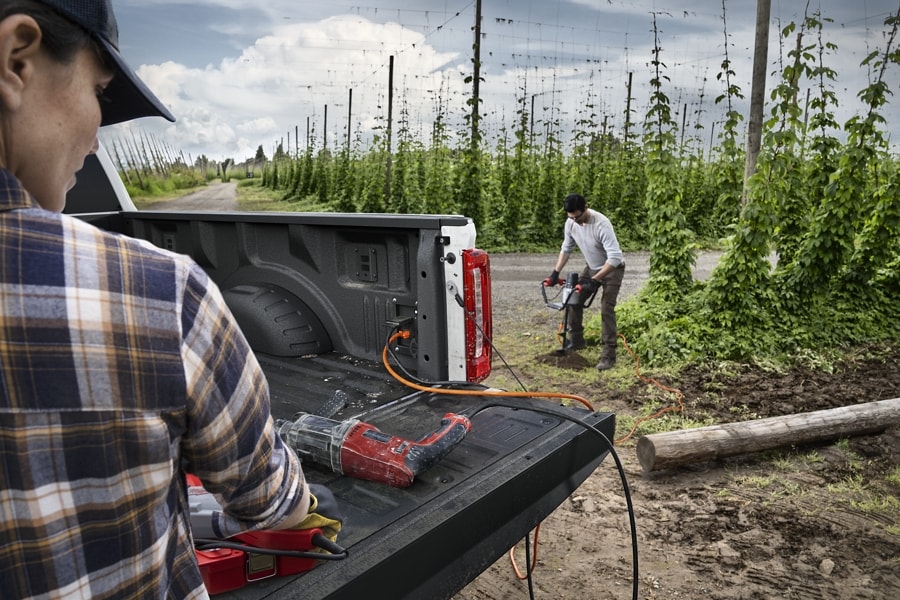 Deux travailleurs utilisant des outils électriques branchés dans la fonction Pro Power Onboard