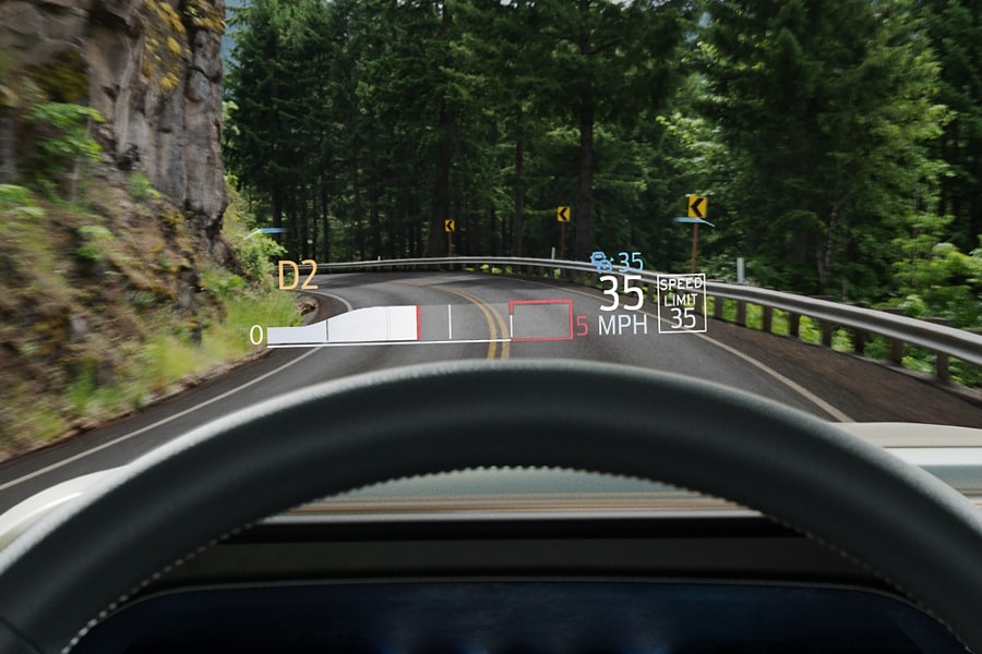 Point de vue du conducteur montrant l’affichage tête haute projeté sur le pare-brise