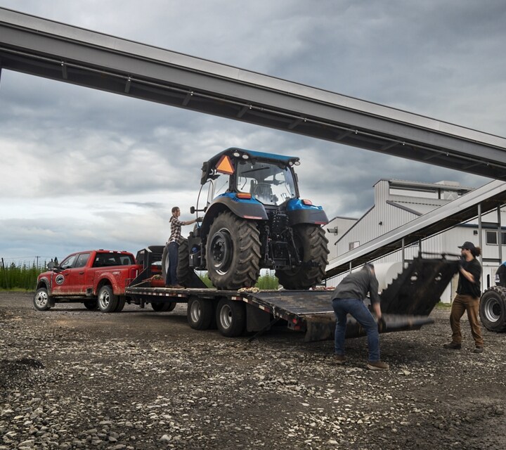 Ford Super Duty® F-450® XL 2025 attaché à une remorque avec un gros tracteur