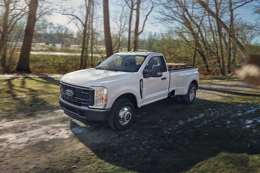 Ford Super Duty® F-350® XL à RAJ 2025 en blanc Oxford circulant sur un chemin de terre