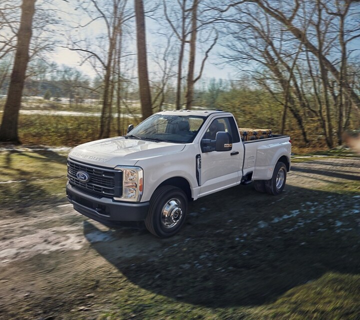 Ford Super Duty® F-350® XL 2025 couleur blanc Oxford stationné sur un chemin de terre