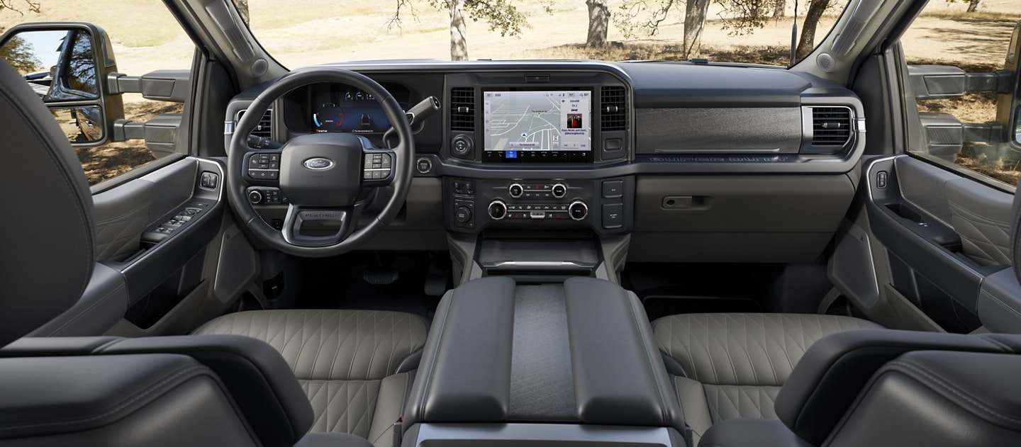 Intérieur d’un Ford Super Duty® F-250® XLT 2025 en ardoise foncé