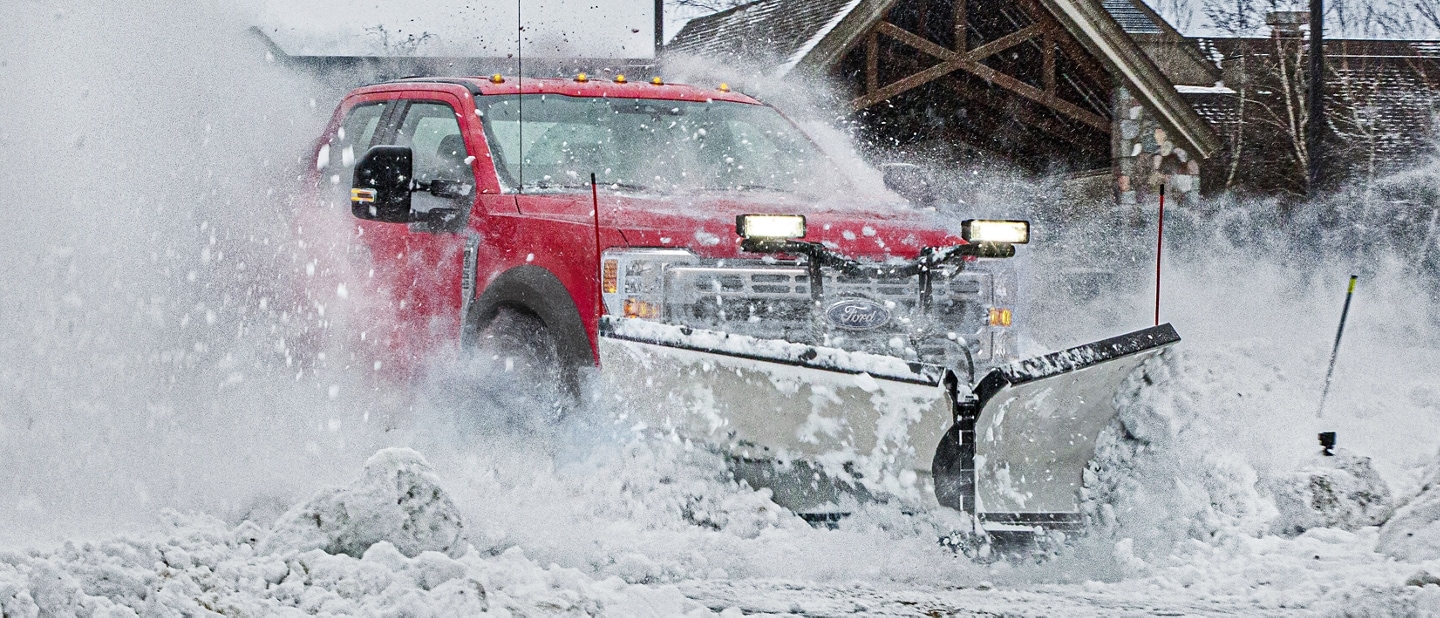 Camionnette commerciale Ford Super Duty® 2025 avec ensemble de préparation pour chasse-neige déplaçant la neige
