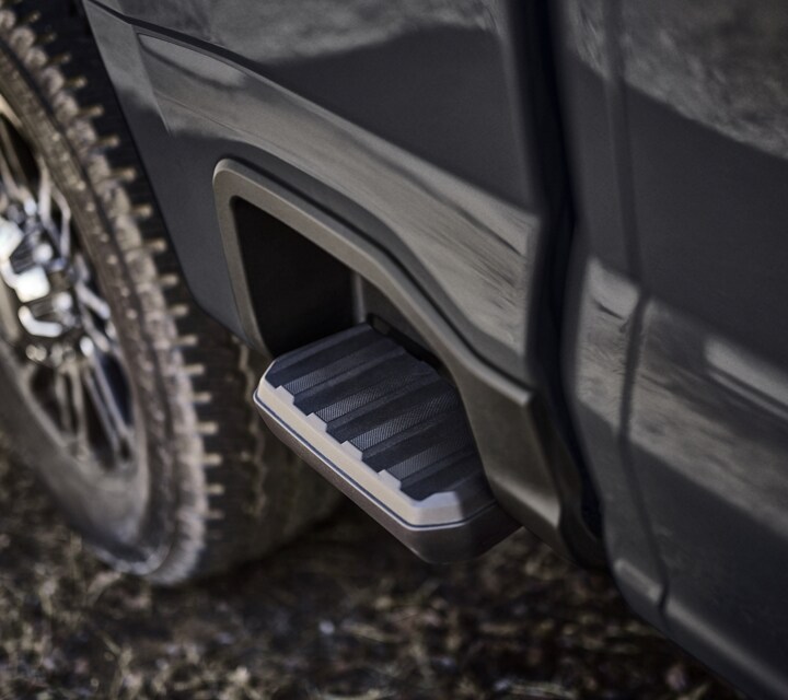 Gros plan d’un marchepied latéral de plateau