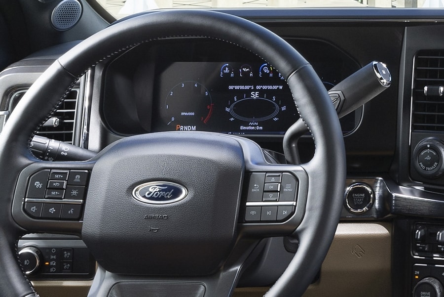 Gros plan du volant et du tableau de bord