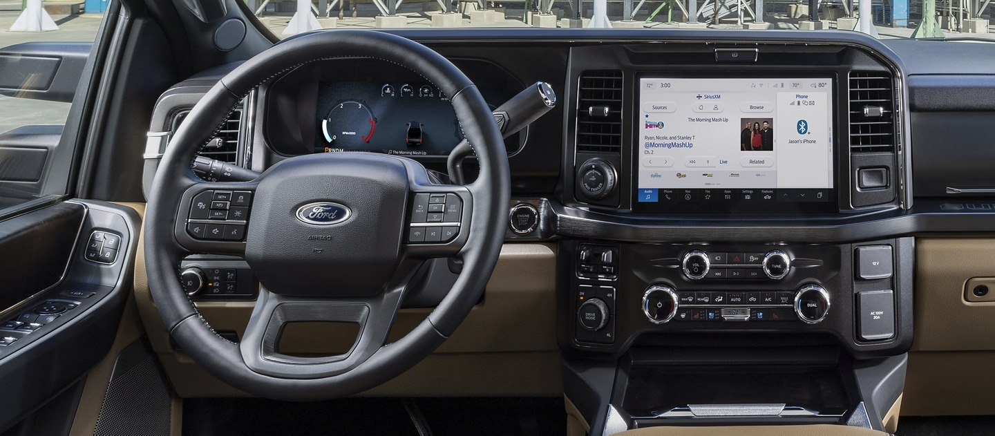 Intérieur d’une camionnette Ford Super Duty F-350® LARIAT® 2025 stationné près de silos