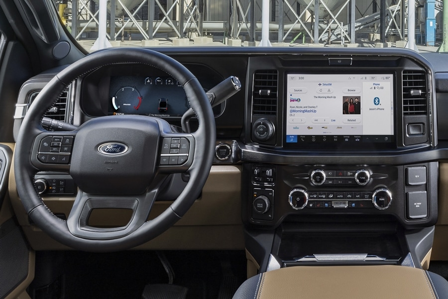 Intérieur d’une camionnette Ford Super Duty F-350® LARIAT® 2025 stationné près de silos