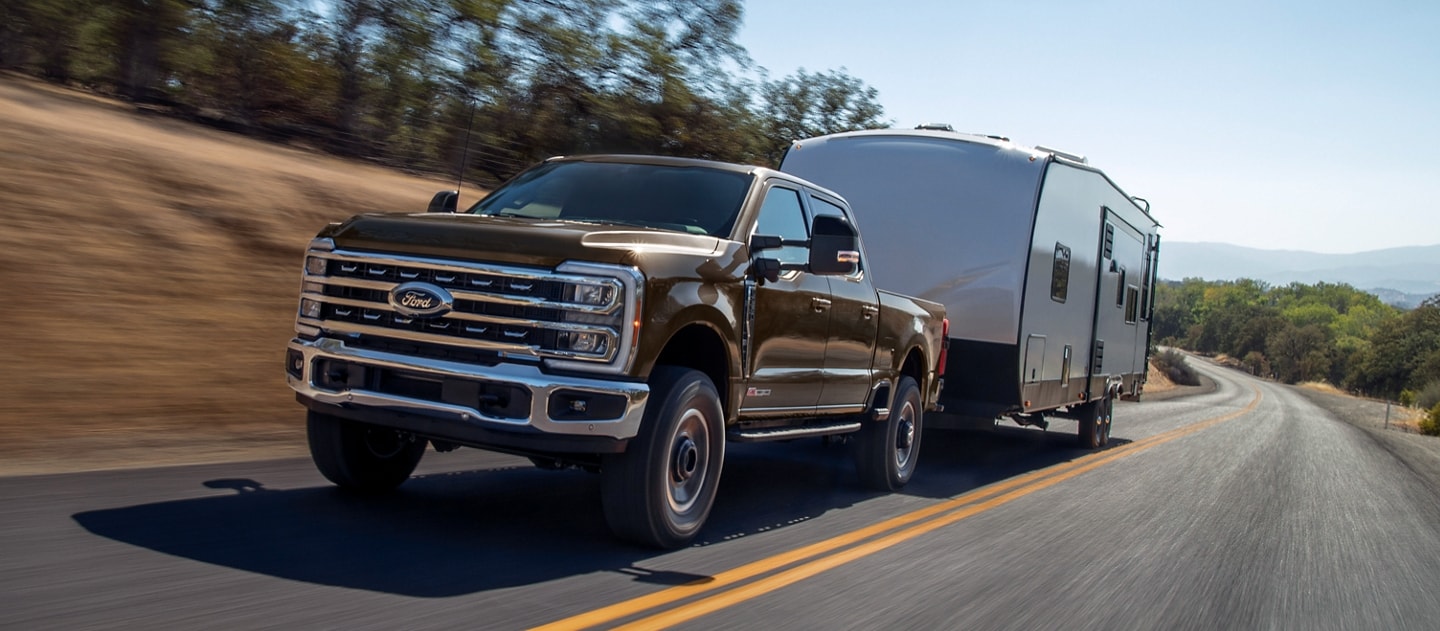 Ford Super Duty® F-350® LARIAT® à RAJ 2025 en bronze foncé métallique tirant une remorque à cheval