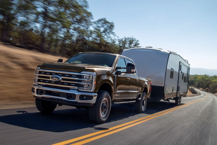 Modèle Ford Super Duty® F-250® LARIAT® 2025 tirant une caravane