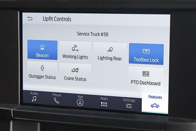 Gros plan de l’écran tactile central montrant les icônes d’aménagement