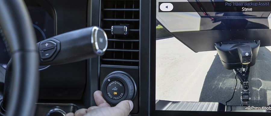 Gros plan d’une personne utilisant le bouton de commande de Pro Trailer Backup Assist™
