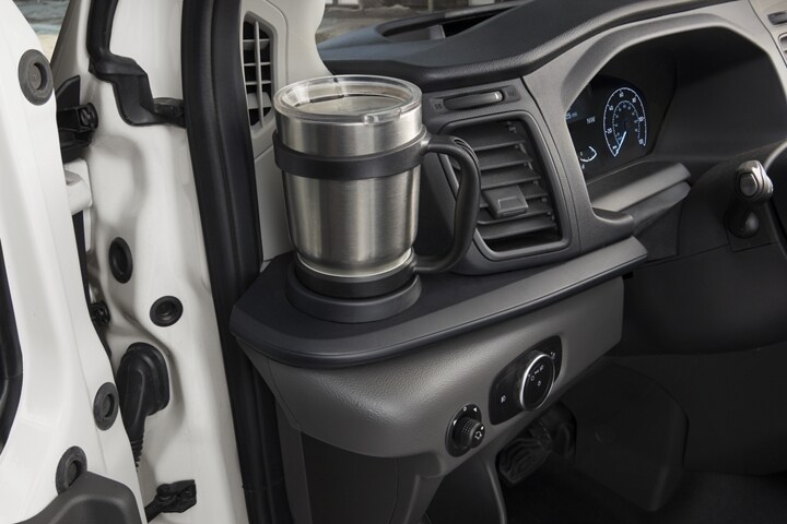 Une tasse de café dans le porte-gobelet gauche