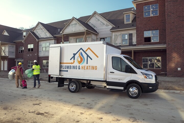 Aménagement des camions à châssis-cabine Ford Transit® 2023 sur un nouveau chantier de construction avec travailleurs