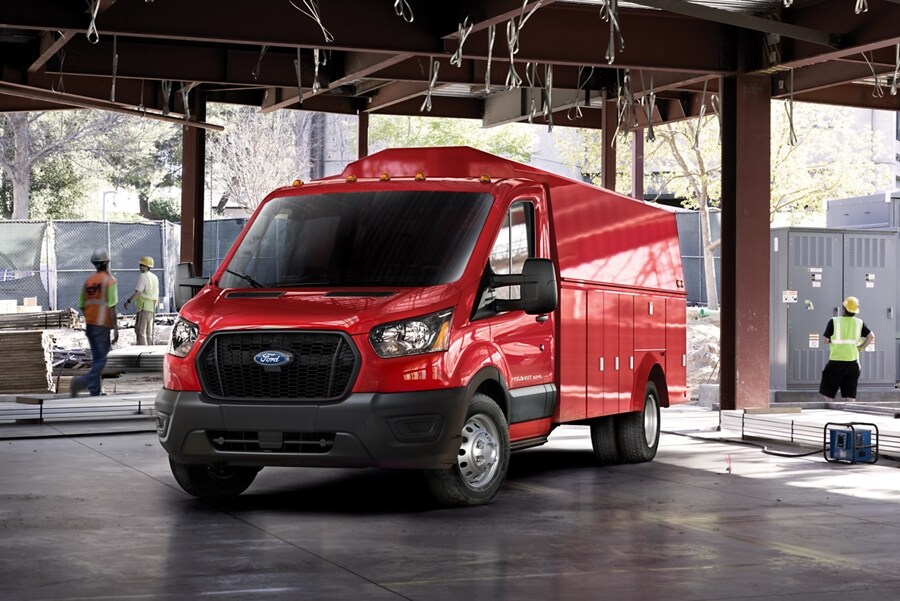 Modèle Ford Transit® 2024 avec aménagement de camion de mécanicien stationné sur un chantier de construction avec des travailleurs à proximité