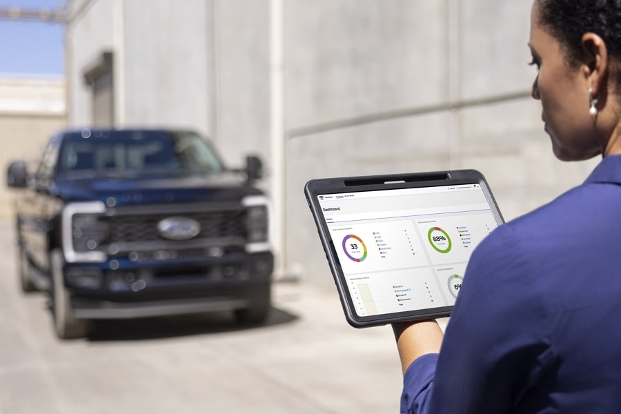 Usine avec des véhicules encerclés démontrant la connectivité Ford Pro™