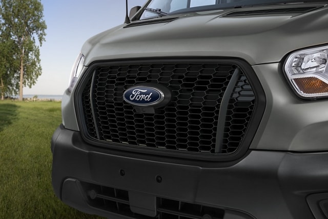 Calandre avant du modèle Ford Transit® 2025 avec système de détection à l’avant