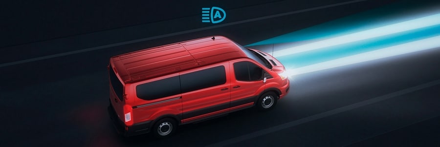 Dramatisation par image d’un modèle Ford Transit® 2025 avec feux de route automatiques