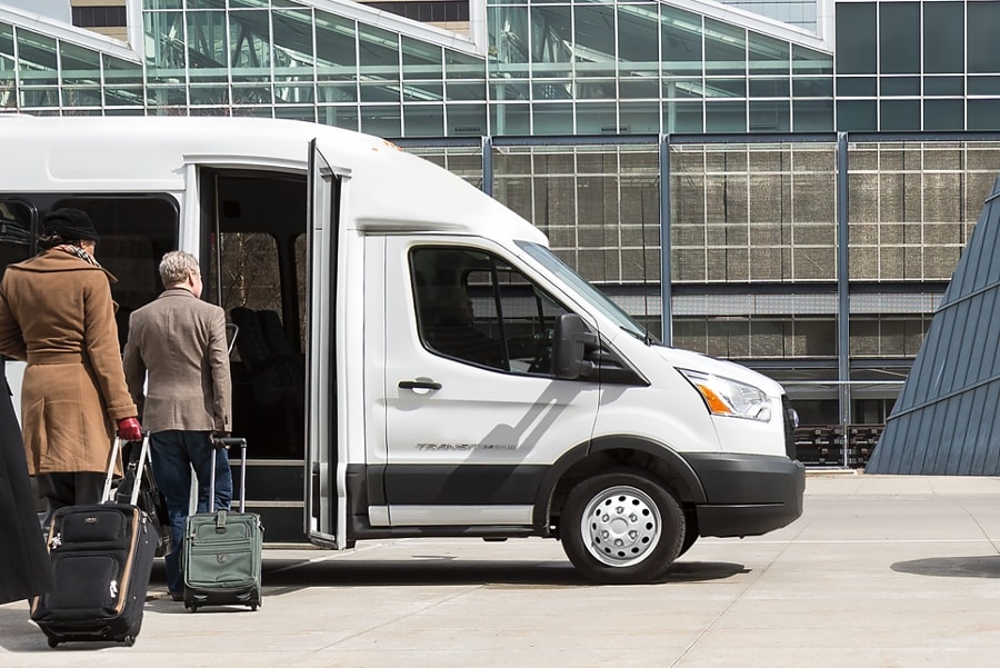 Modèle Ford Transit® 2025 avec carrosserie d’autobus-navette de marché secondaire avec passagers à bord