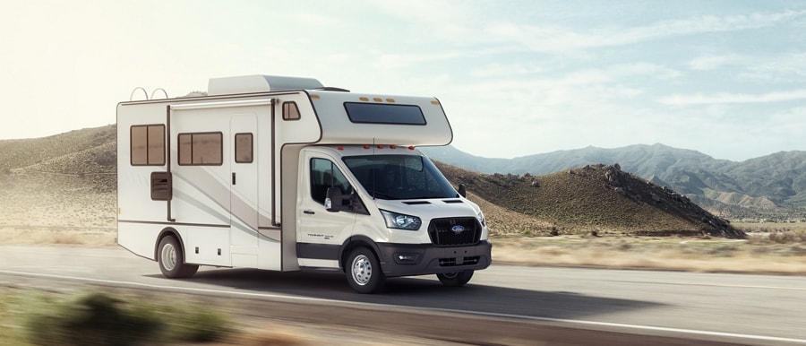 Modèle Ford Transit® 2025 tronqué équipé d’une autocaravane de classe C du marché secondaire