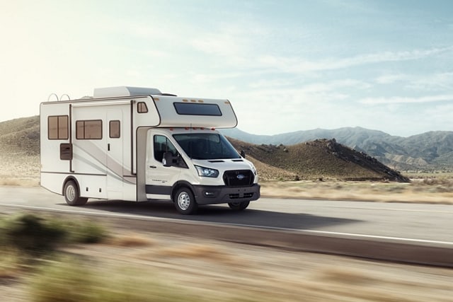 Modèle Ford Transit® 2025 tronqué équipé d’une autocaravane de classe C du marché secondaire