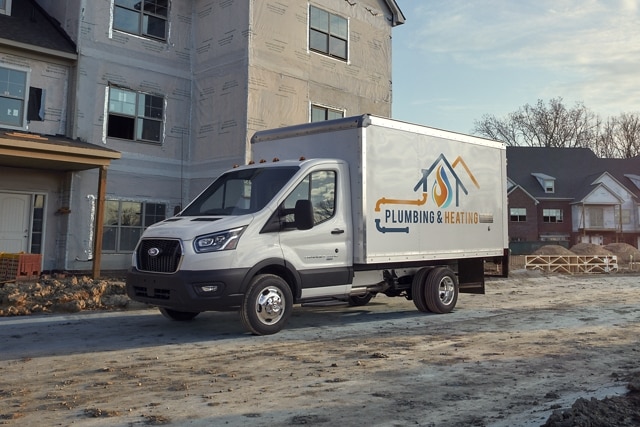 Modèle Ford Transit® châssis-cabine 2025 aménagé en camion fourgon stationné sur un chantier