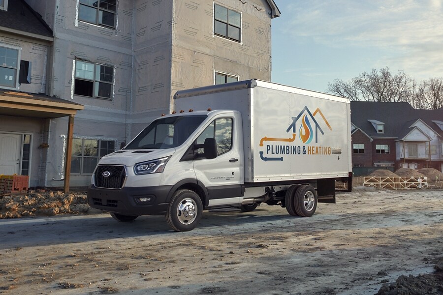 Modèle Ford Transit® châssis-cabine 2025 aménagé en camion fourgon stationné sur un chantier