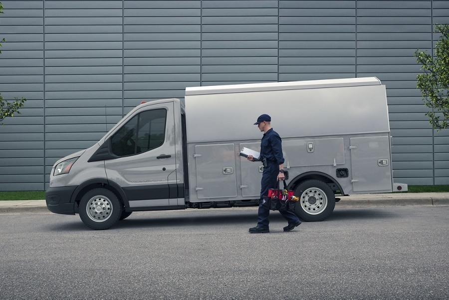 Une personne s’approchant d’un modèle Ford Transit® châssis-cabine 2025 aménagé en camion de mécanicien