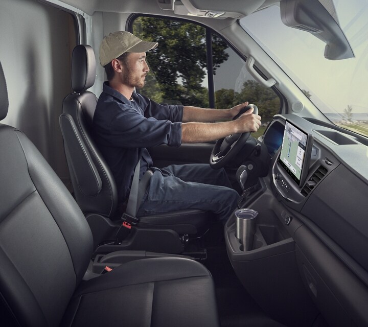 Personne conduisant un modèle tronqué Ford Transit® 2025