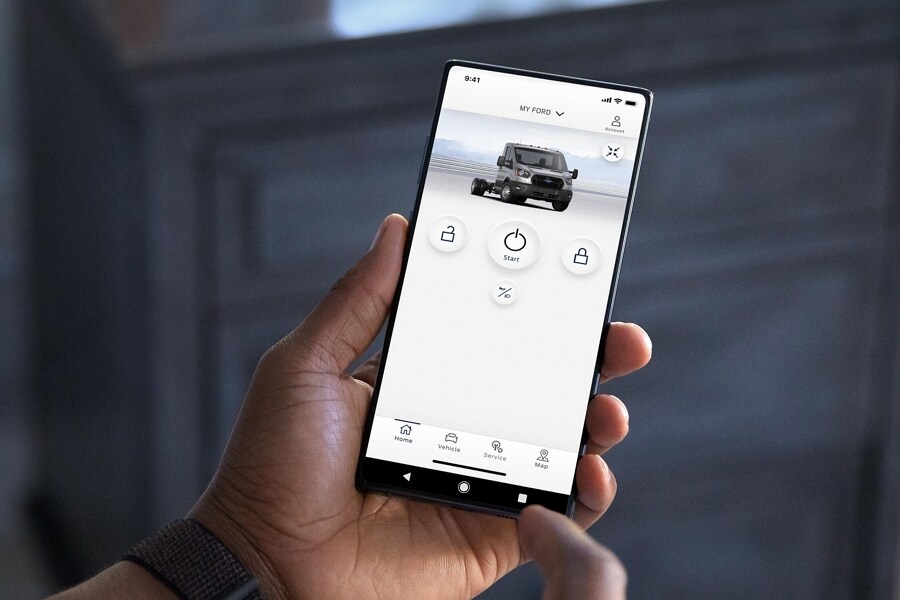 Personne détenant un téléphone intelligent utilisant l’appli FordPass® disponible en option