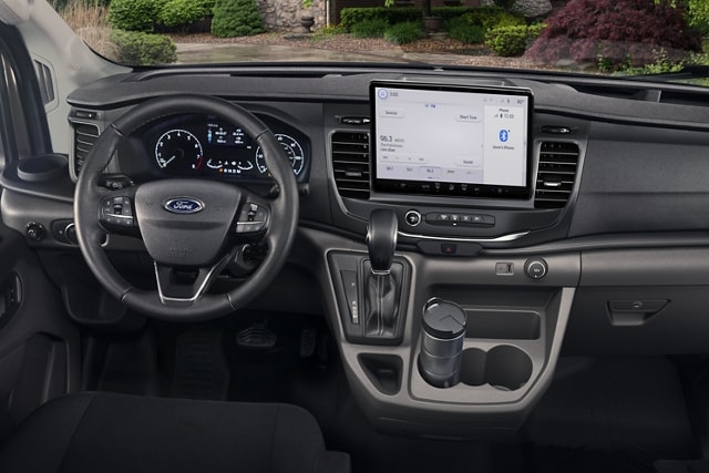 Photo de la console centrale et du tableau de bord d’une fourgonnette Ford Transit® 2023