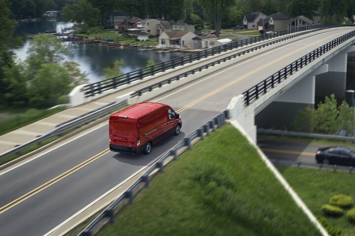 Une fourgonnette Ford Transit® 2024 circulant sur un pont