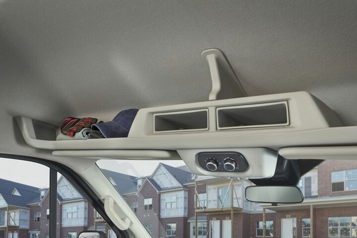 Gros plan sur le rangement au-dessus de la tête