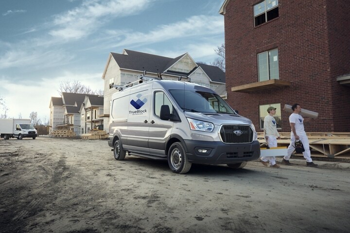 Une fourgonnette Ford Transit® 2024 sur un chantier